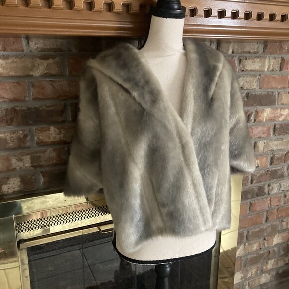 Eliza J Faux Fur Gray Wrap Size XL Shawl - Picture 2 of 10